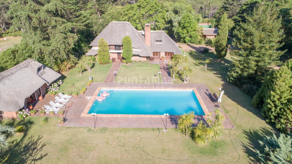 ALQUILER DE RESIDENCIA  6 DORMITORIOS PUNTA DEL ESTE   -
