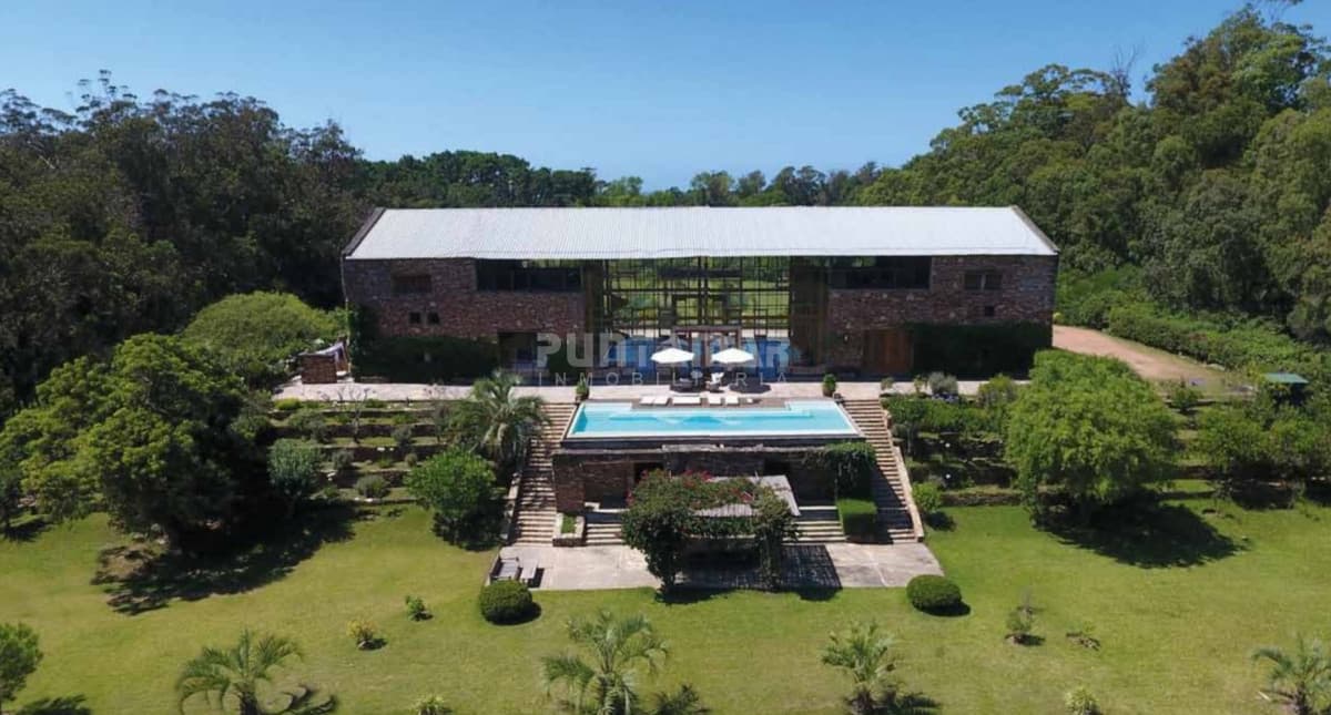 IMPORTANTE CASA EN CHACRA UBICADA EN RINCON DEL INDIO  -