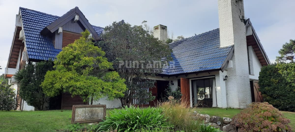 IMPORTANTE CASA DE 2 PLANTAS EN BARRIO SAN RAFAEL  -