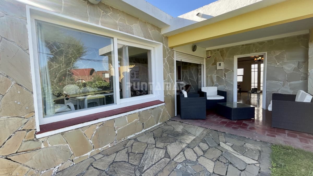 Casa en alquiler a metros del mar  -