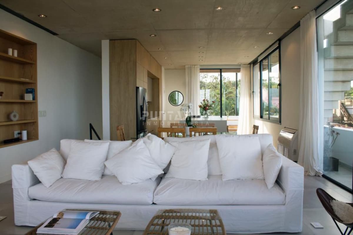 MODERNA Y LUNIMOSA CASA EN ALQUILER CON VISTA AL MAR EN MONTOYA  -