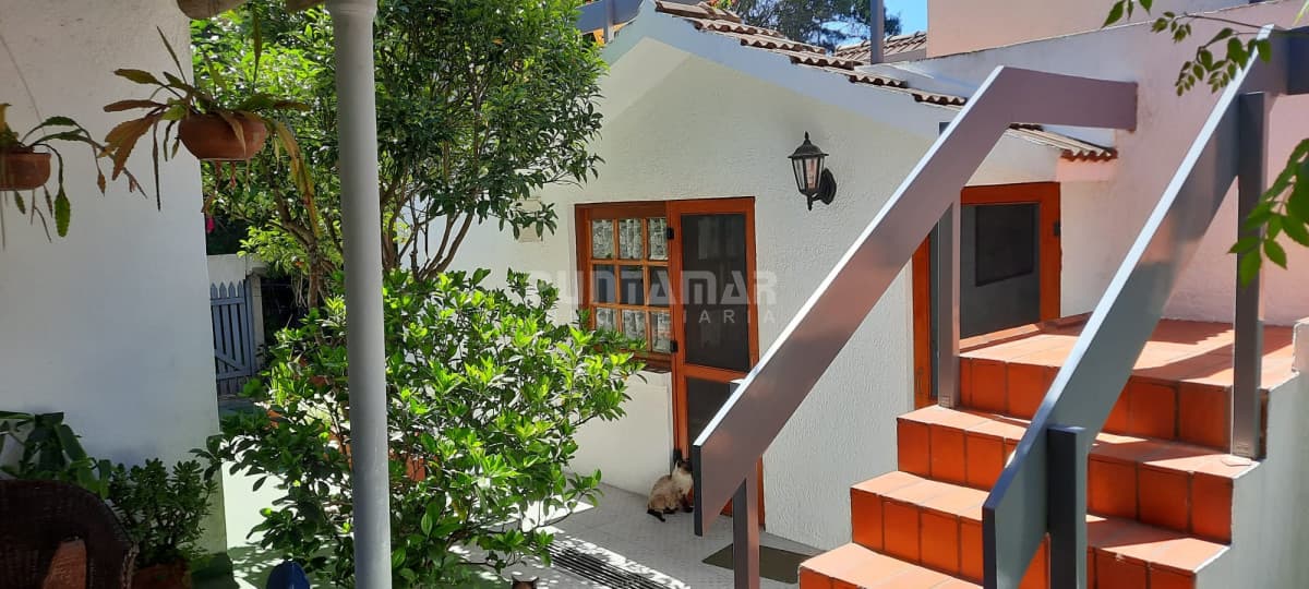 MUY LINDA CASA EN LA BARRA CON TERRAZA Y PARRILLERO  -
