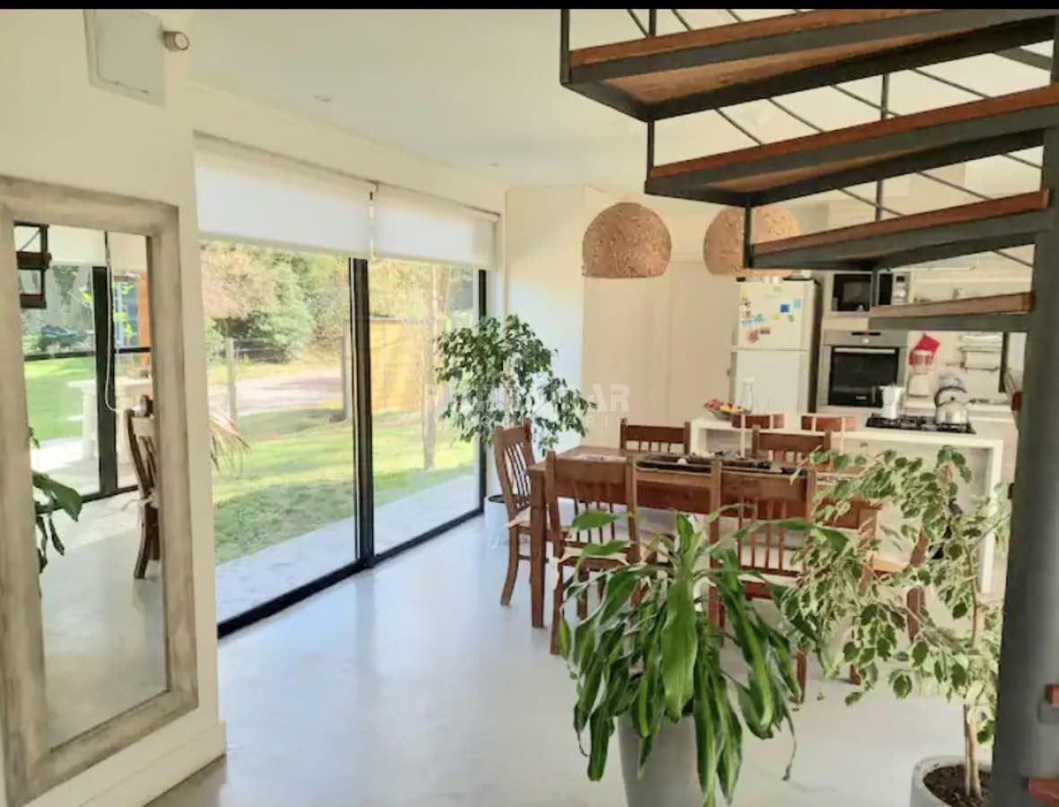 MUY LINDA CASA DE 2 PLANTAS EN SAN RAFAEL DE 4 DORMITORIOS CON PISCINA  -