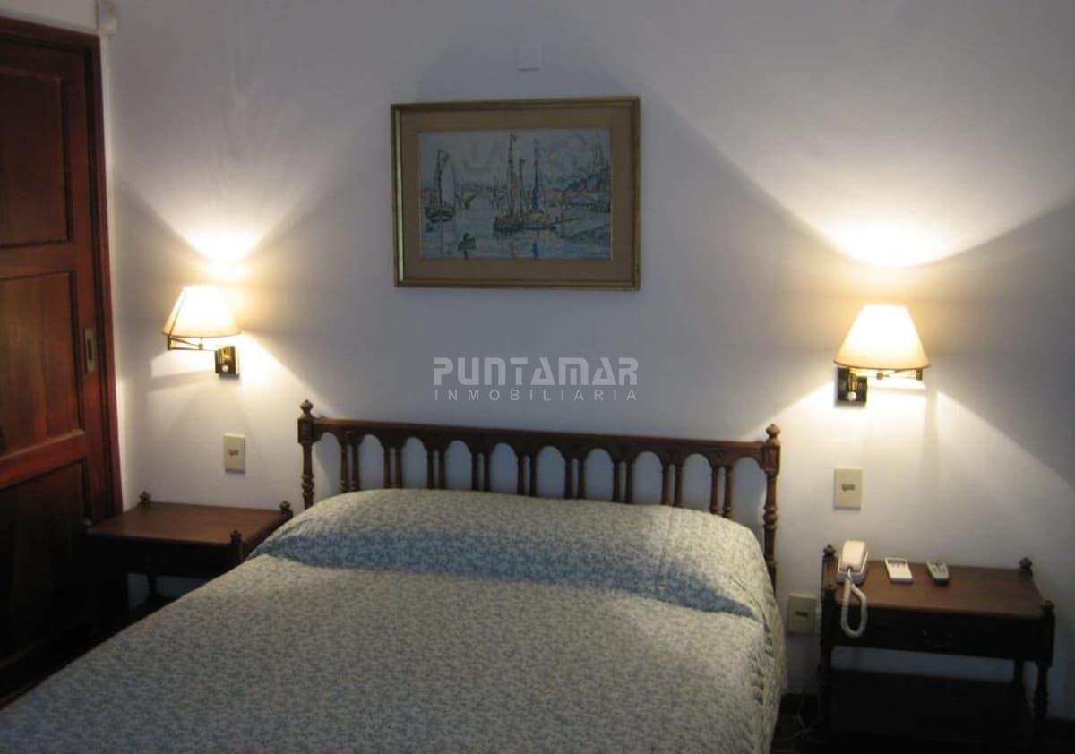 CHALET DE 5 DORMITORIOS EN PARADA 6 DE LA MANSA  -