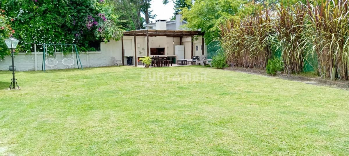 CASA DE 3 PLANTAS EN PARADA 7 DE LA MANSA, CON 4 DORMITORIOS Y DEPENDENCIA DE SERVICIO  -