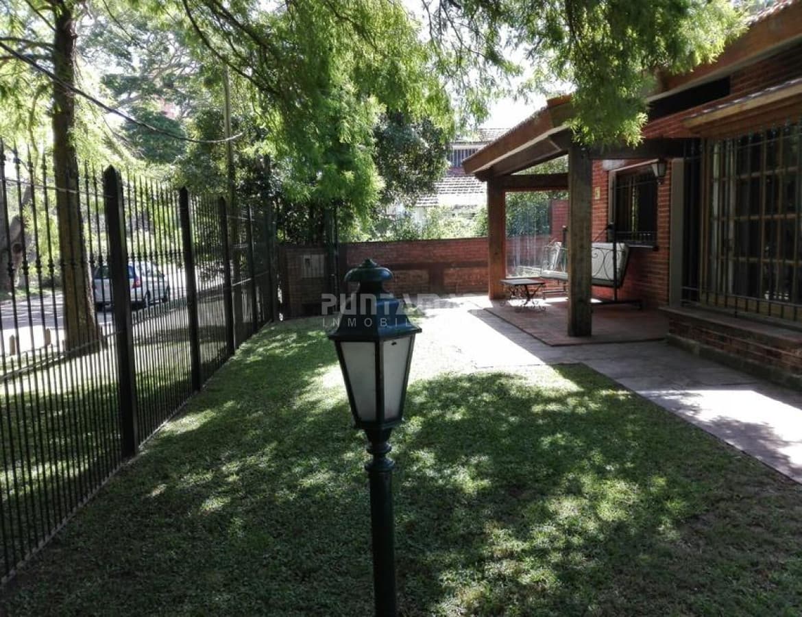 CHALET DE 4 DORMITORIOS EN PARADA 8 DE LA MANSA   -