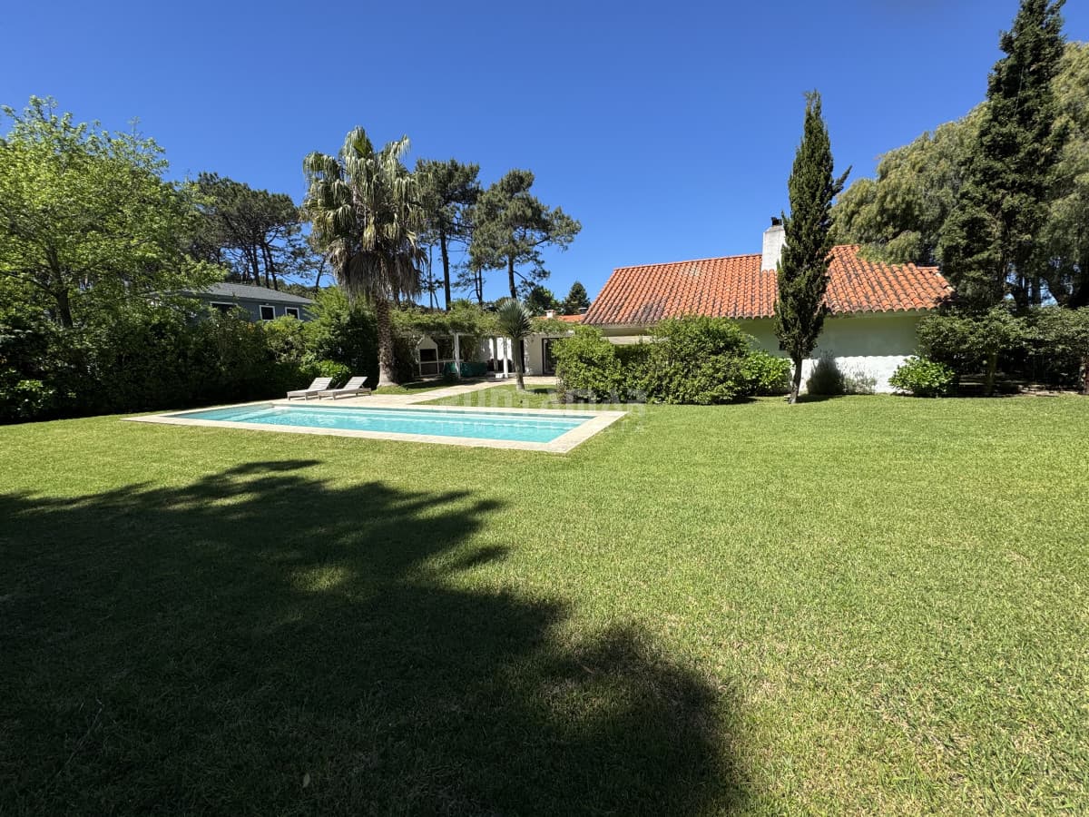CASA  EN ALQUILER 3 DORMITORIOS CON PISCINA EN RINCÓN DEL INDIO  -