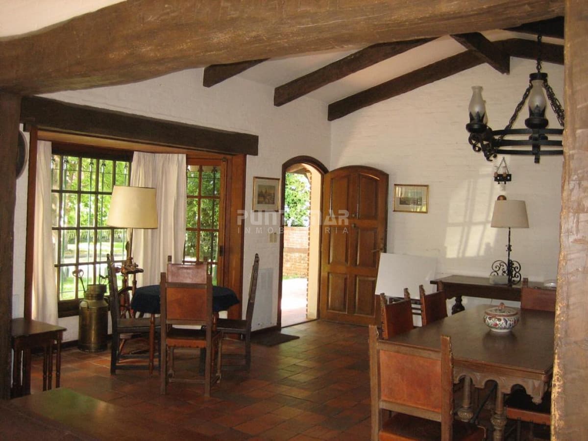 CHALET DE 4 DORMITORIOS EN PARADA 7 DE LA MANSA  -