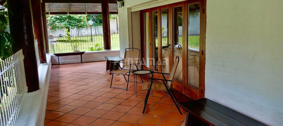 CASA DE 3 PLANTAS EN PARADA 7 DE LA MANSA, CON 4 DORMITORIOS Y DEPENDENCIA DE SERVICIO  -