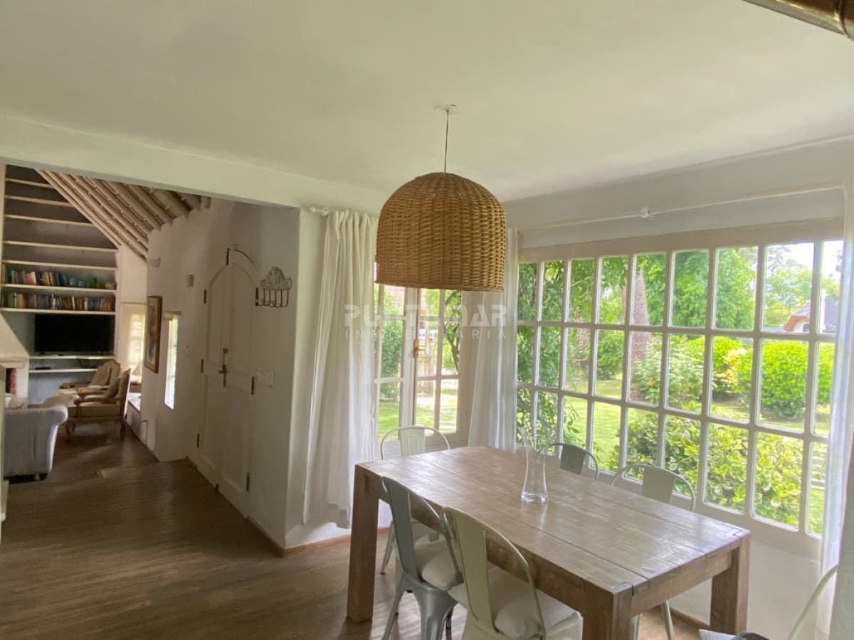 HERMOSA CASA DE 4 DORMITORIOS Y PISCINA A 300 METROS DEL MAR  -