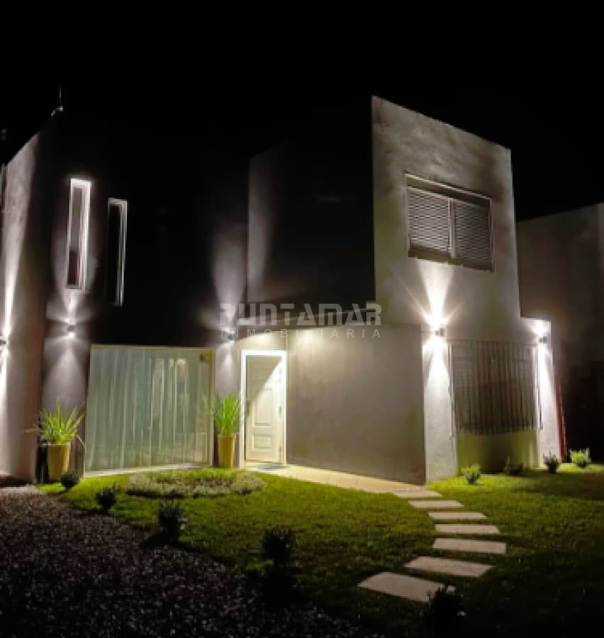 ALQUILER DE CASA EN PDA. 32 MANSA DE 3 DORMIS Y PISCINA CLIMATIZADA  -