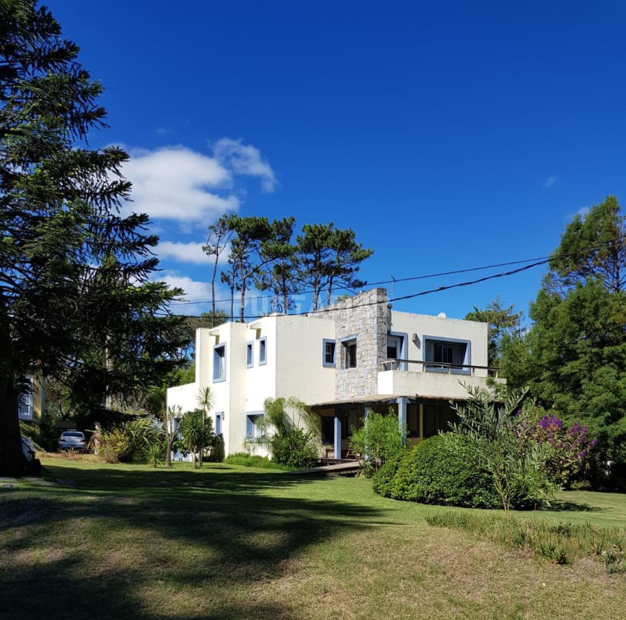 HERMOSA CASA DE 3 DORMITORIOS EN MONTOYA CON PISCINA Y A METROS DE LA PLAYA  -