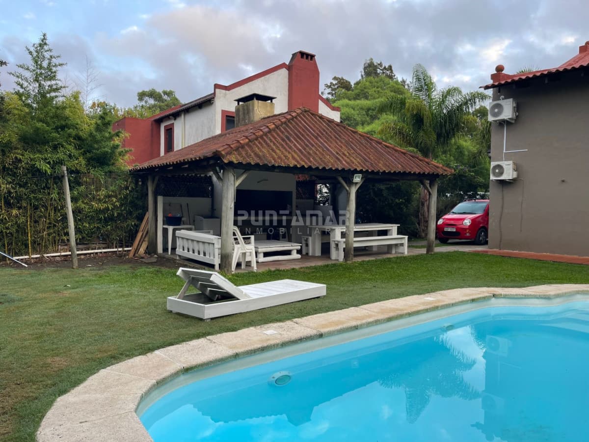 Casa en Miramar Acres, parque y piscina   -