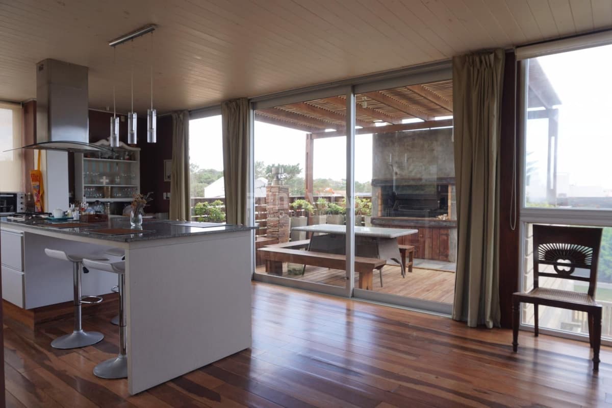 MODERNA CASA DE 4 DORMITORIOS EN EL CORAZON DE MANANTIALES   -