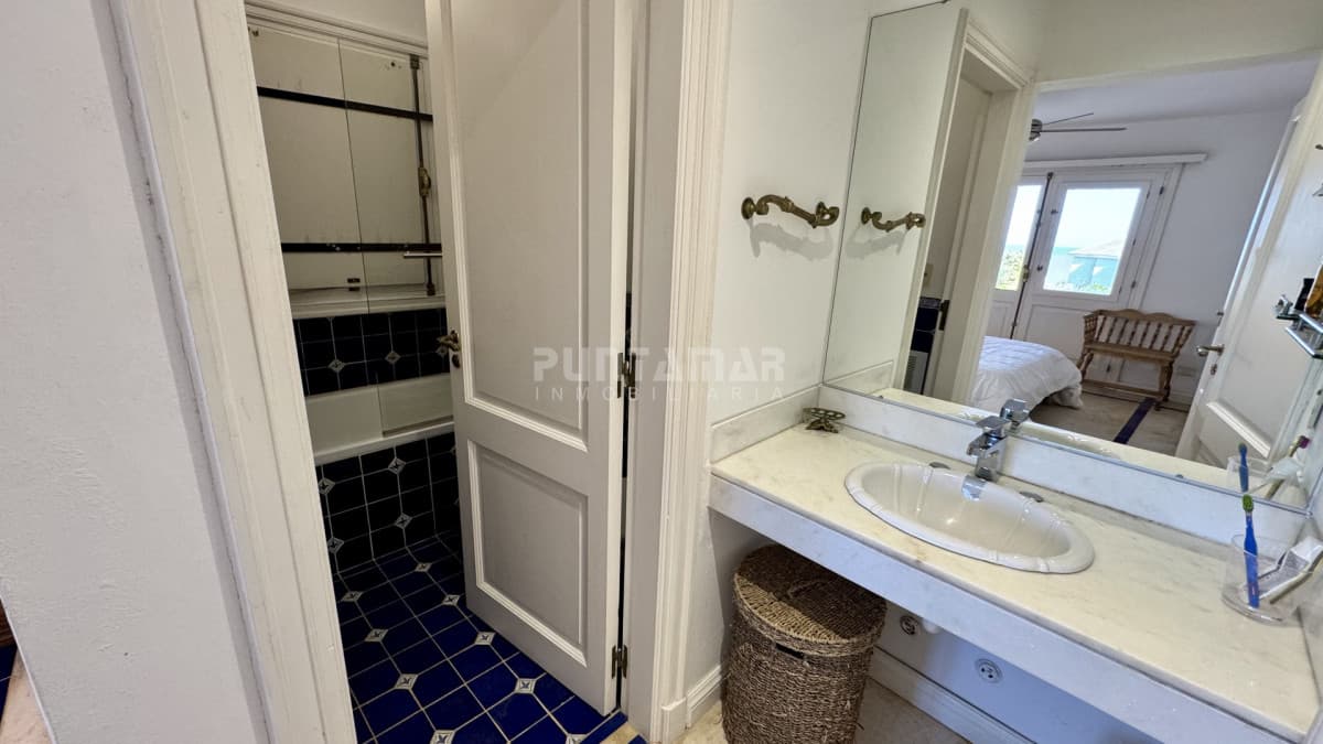 Casa en Punta Piedras, Manantiales, 4 dormitorios y piscina  -