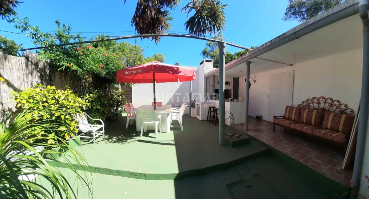 MUY LINDA CASA EN LA BARRA CON TERRAZA Y PARRILLERO  -