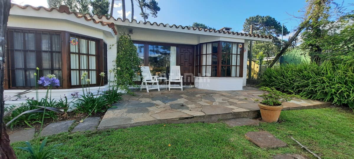 Casa de 3 dormitorios con dependencia en Lugano  -
