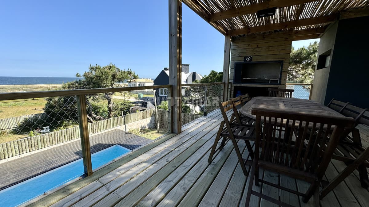 ESPECTACULAR CASA EN MONTOYA CON PISCINA Y VISTA AL MAR   -