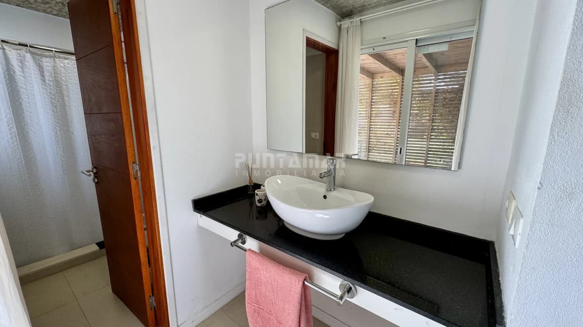 MODERNA CASA DE 3 DORMITORIOS CON PISCINA EN EL TESORO   -