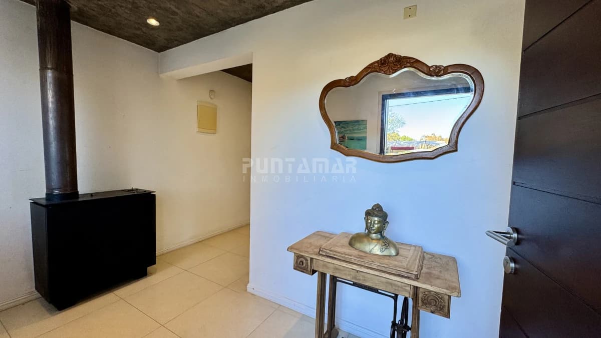 MODERNA CASA DE 3 DORMITORIOS CON PISCINA EN EL TESORO   -