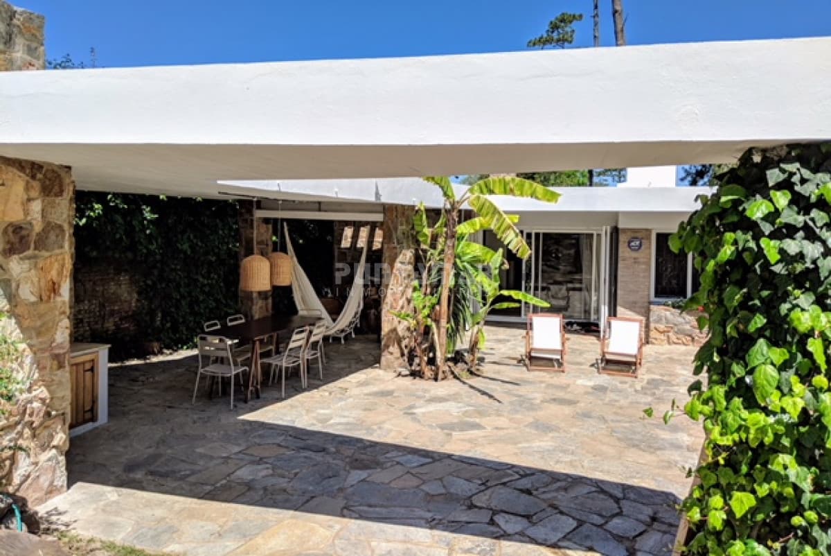 Casa en alquiler, playa mansa, 3 dormitorios, jardín, parrillero, reciclada  -