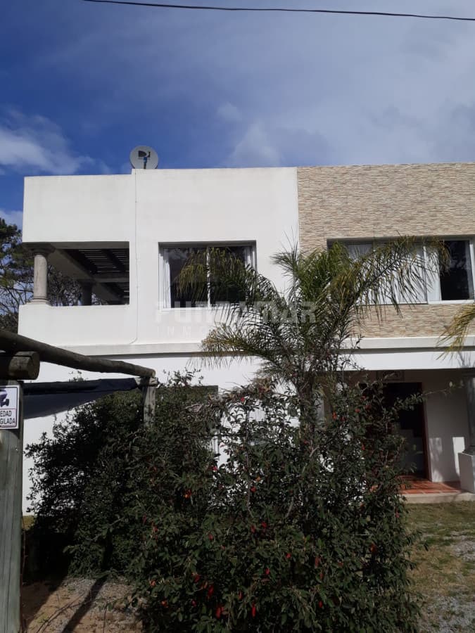 Casa de 5 dormitorios en alquiler en Montoya  -