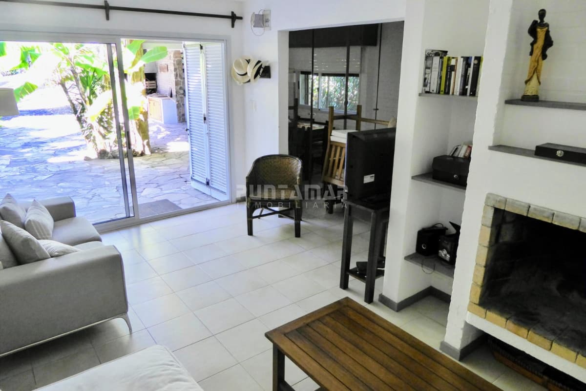 Casa en alquiler, playa mansa, 3 dormitorios, jardín, parrillero, reciclada  -