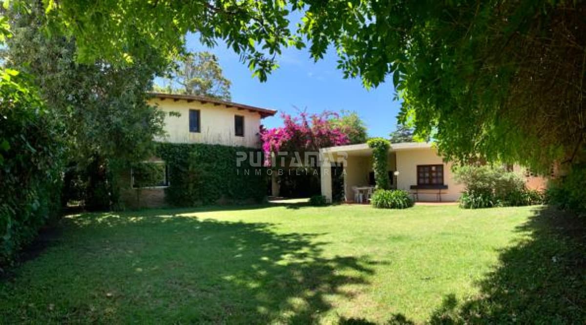 HERMOSA CASA DE 2 PLANTAS EN PARADA 9 DE LA MANSA  -