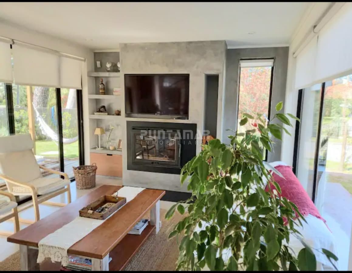 MUY LINDA CASA DE 2 PLANTAS EN SAN RAFAEL DE 4 DORMITORIOS CON PISCINA  -