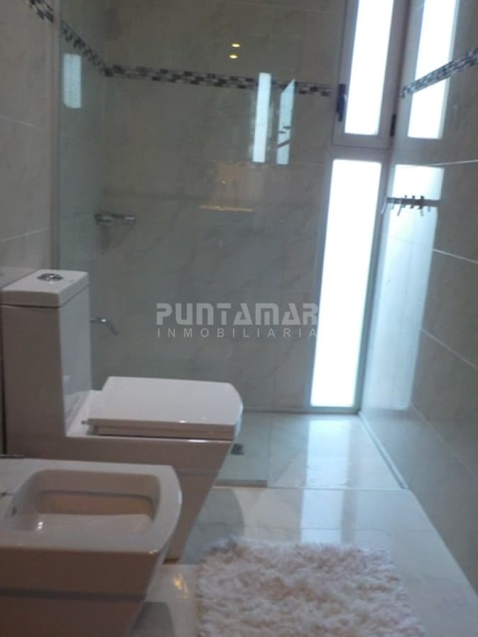 MODERNA CASA DE 4 DORMITORIOS EN EL CORAZON DE MANANTIALES   -