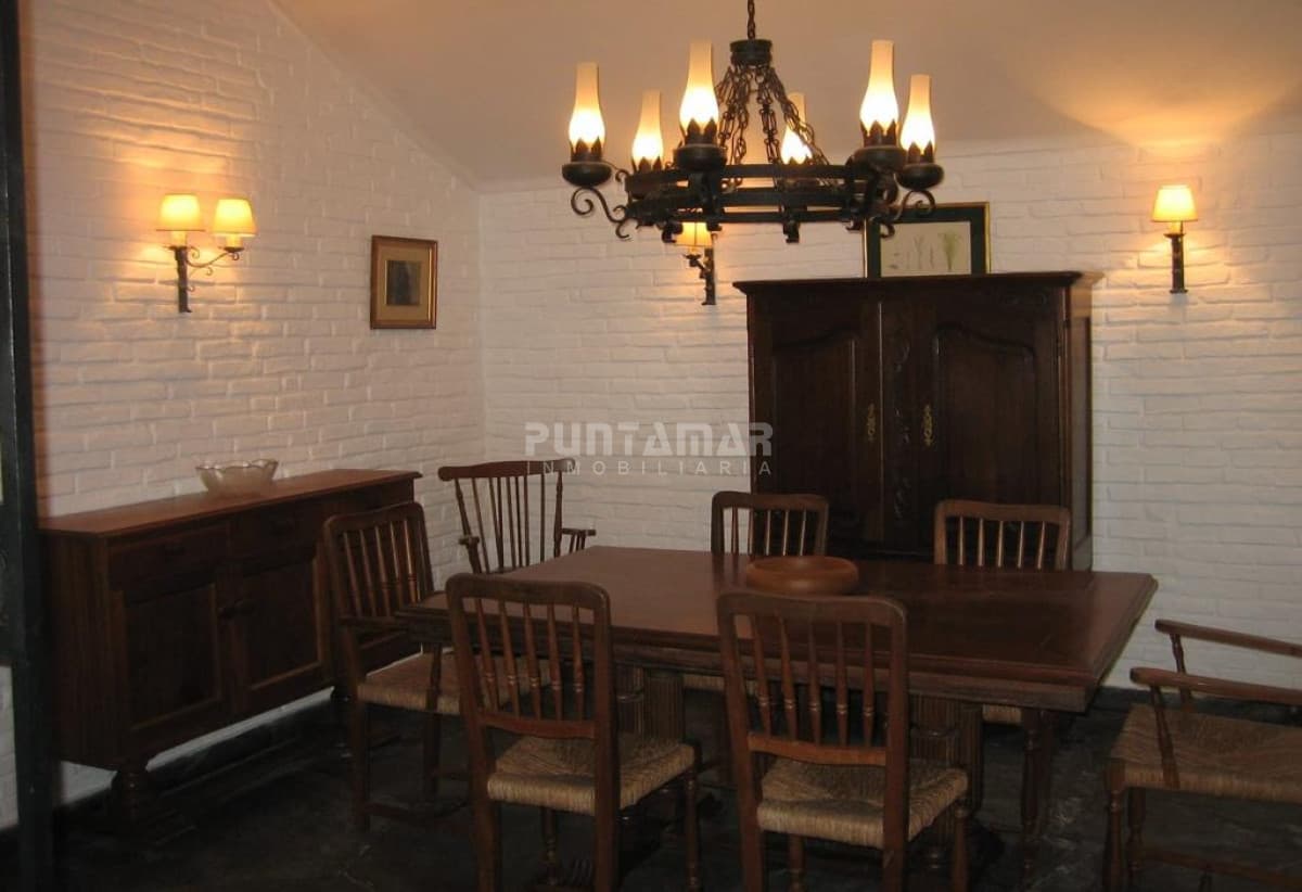 CHALET DE 5 DORMITORIOS EN PARADA 6 DE LA MANSA  -