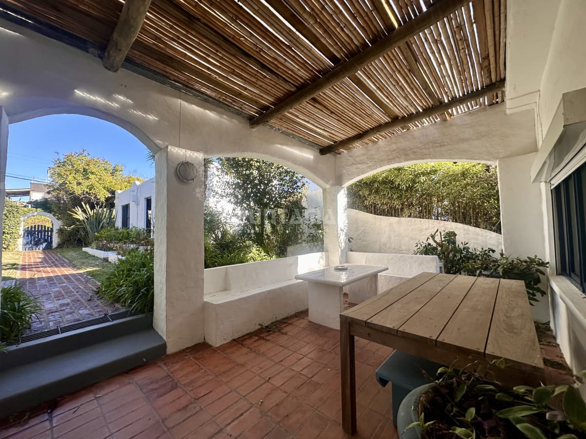 CASA DE 3 DORMITORIOS + DEPENDENCIA EN ALQUILER EN EL CORAZON DE LA BARRA  -