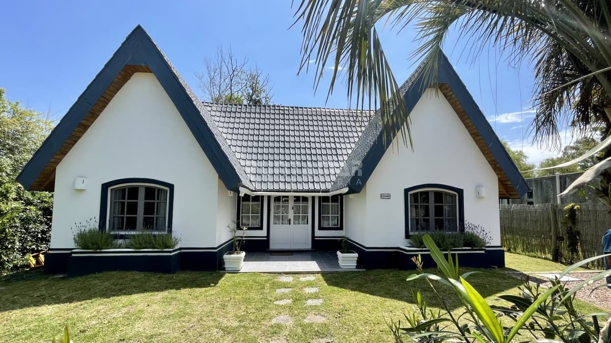 ALQUILER HERMOSA CASA EN LA BARRA DOS DORMITORIOS  -