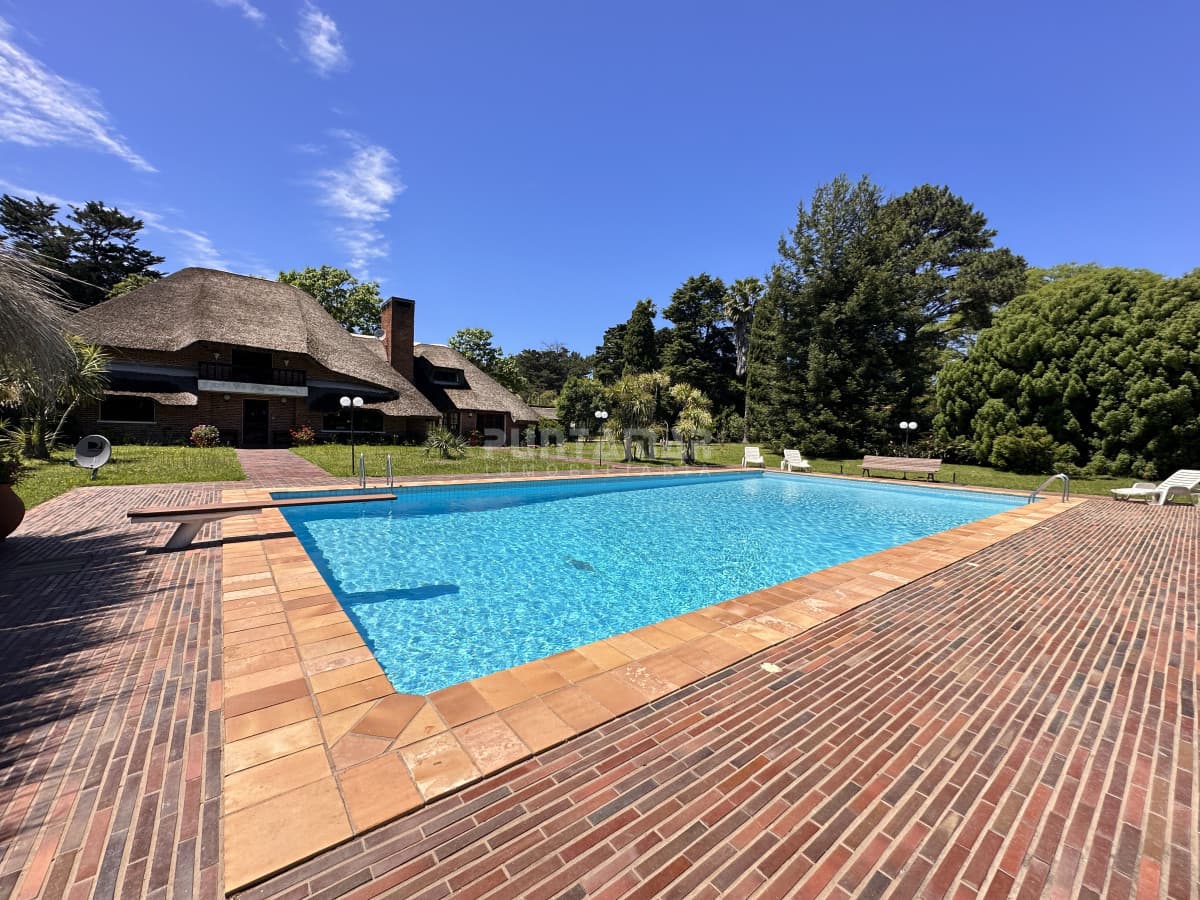 ALQUILER DE RESIDENCIA  6 DORMITORIOS PUNTA DEL ESTE   -