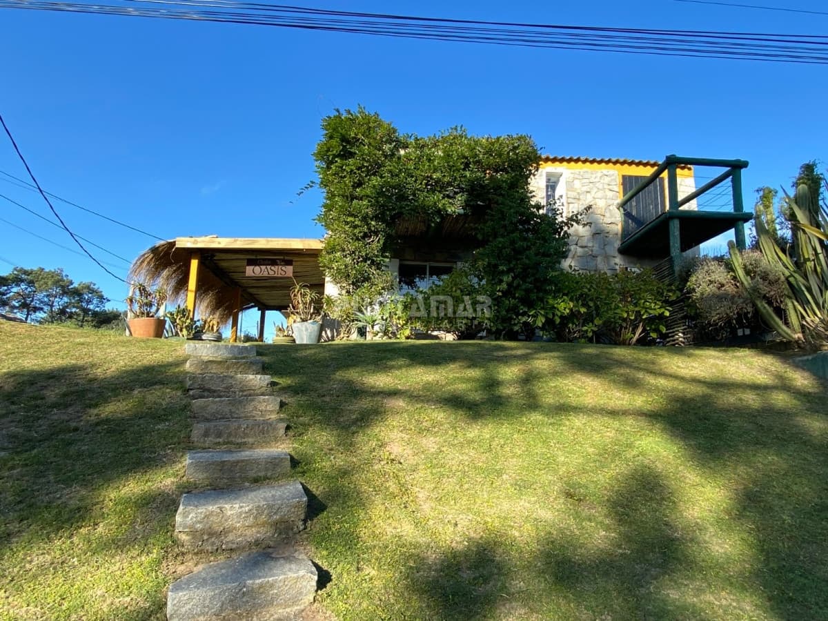 CHALET DE 2 PLANTAS EN MANANTIALES A PASOS DE LA PLAYA  -