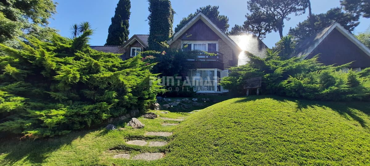 IMPORTANTE CASA DE 2 PLANTAS EN LA MANSA  -