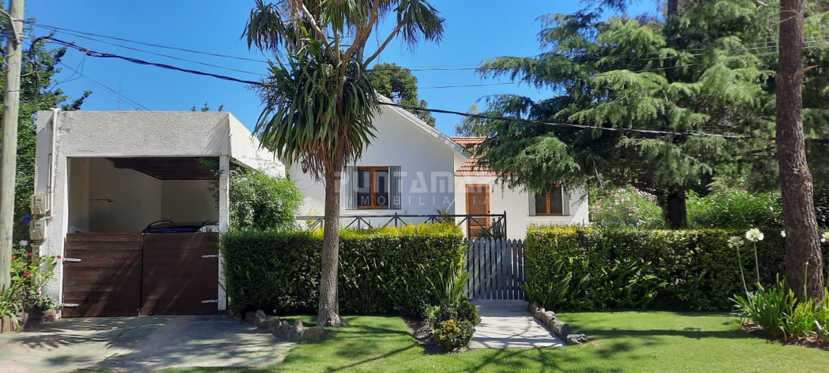 MUY LINDA CASA EN LA BARRA CON TERRAZA Y PARRILLERO  -