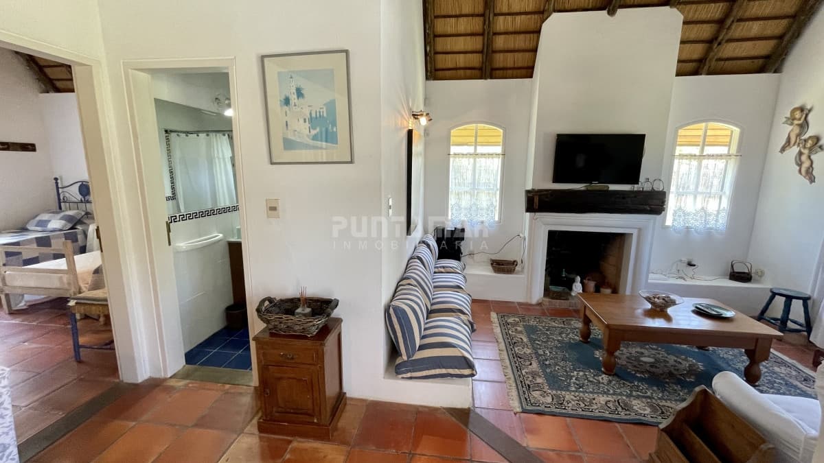 ALQUILER HERMOSA CASA EN LA BARRA DOS DORMITORIOS  -