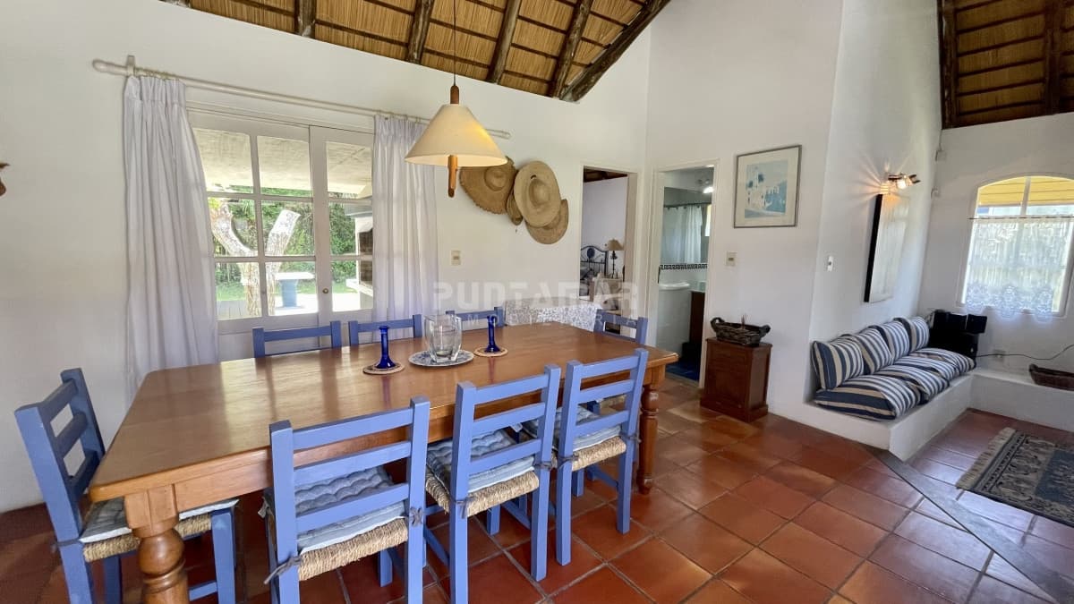ALQUILER HERMOSA CASA EN LA BARRA DOS DORMITORIOS  -