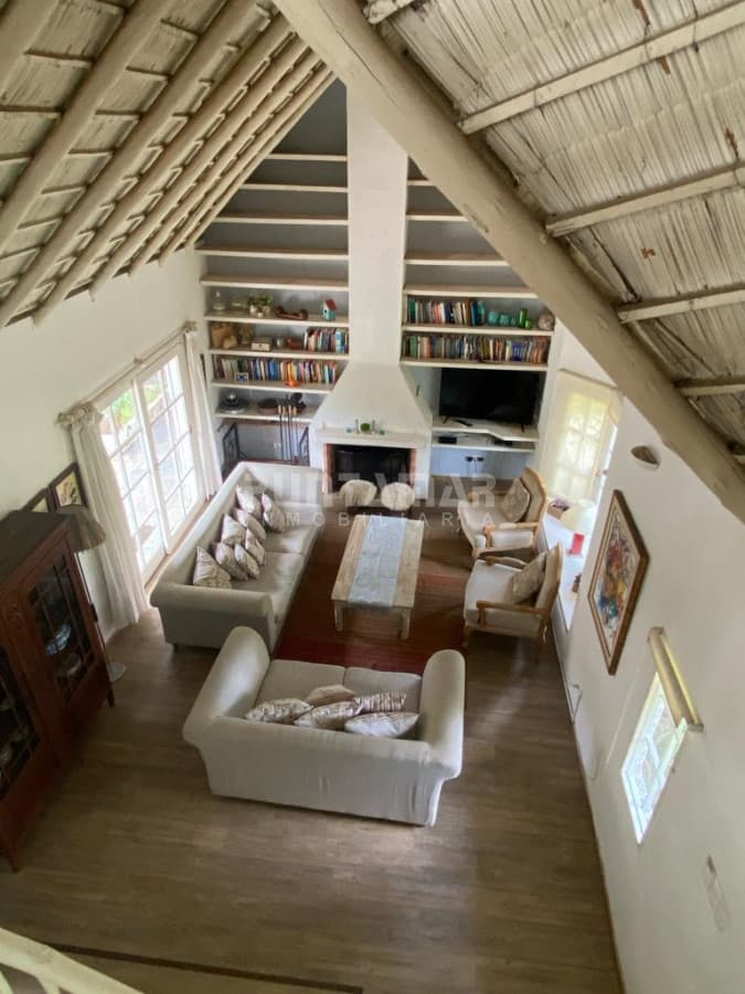 HERMOSA CASA DE 4 DORMITORIOS Y PISCINA A 300 METROS DEL MAR  -