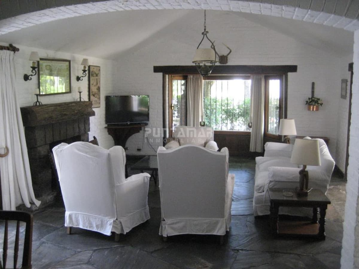 CHALET DE 5 DORMITORIOS EN PARADA 6 DE LA MANSA  -