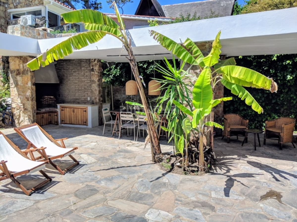 Casa en alquiler, playa mansa, 3 dormitorios, jardín, parrillero, reciclada  -