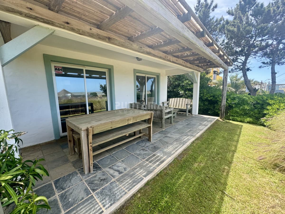 ALQUILER DE CASA EN MONTOYA CON VISTA AL MAR, 4 DOR + SERVICIO  -