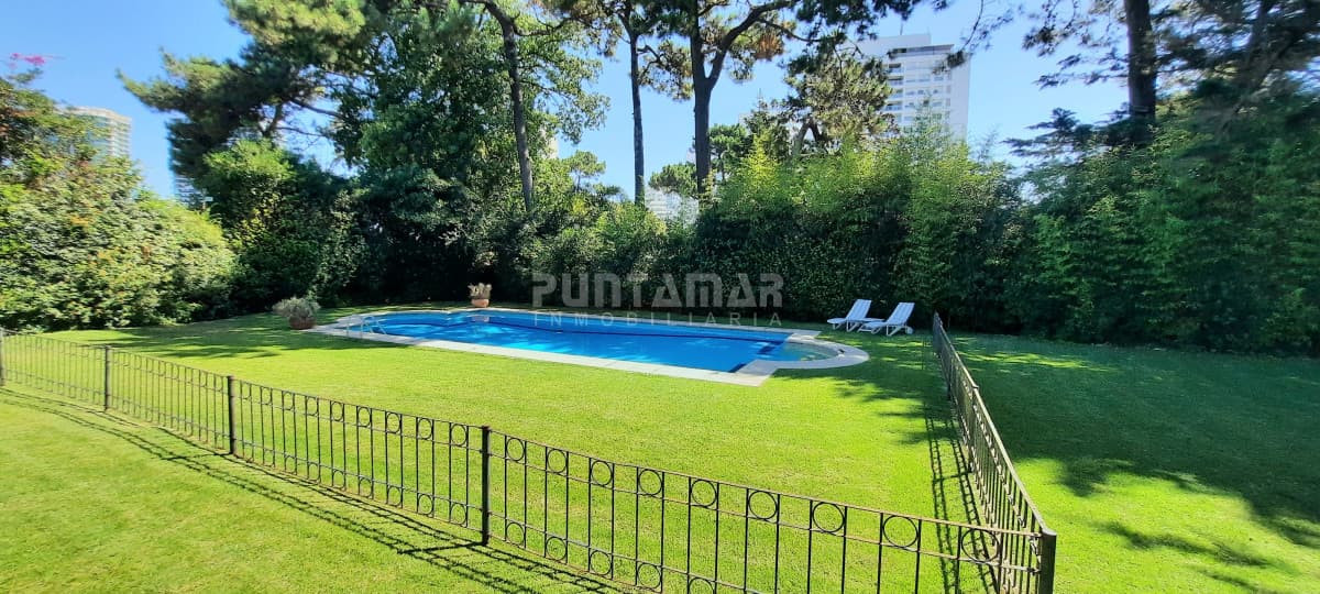 IMPORTANTE CASA DE 2 PLANTAS EN LA MANSA  -