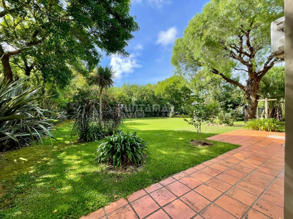 Casa en Miramar Acres, parque y piscina   -
