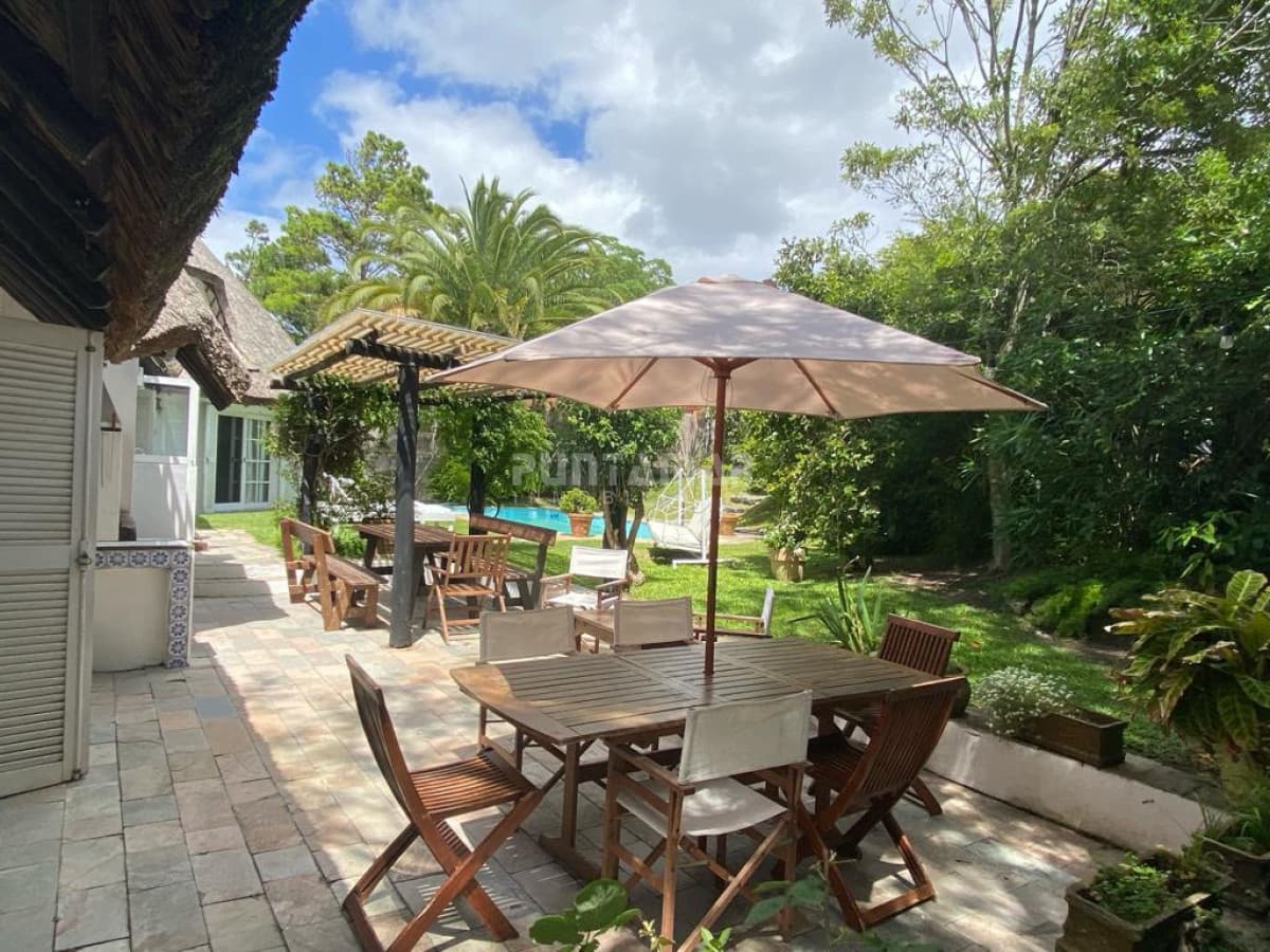 HERMOSA CASA DE 4 DORMITORIOS Y PISCINA A 300 METROS DEL MAR  -