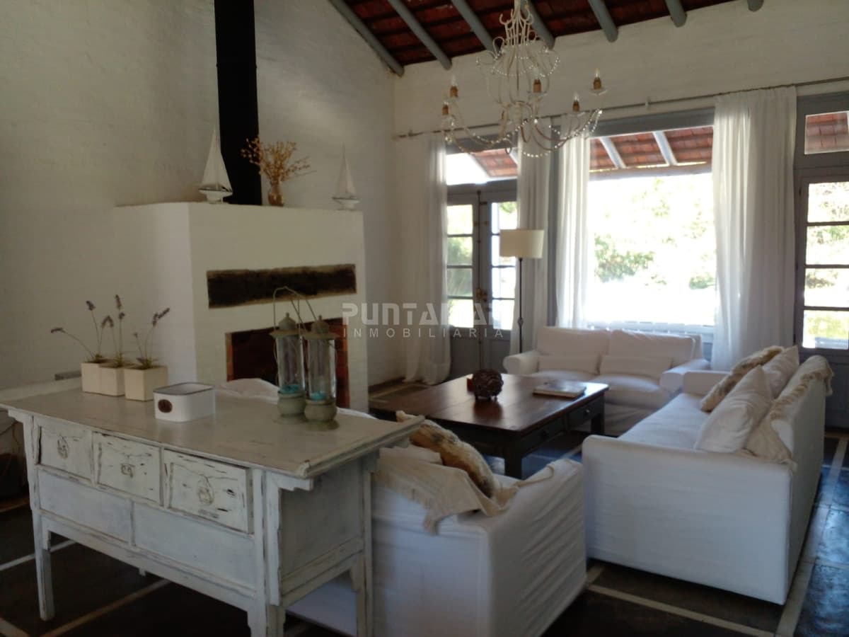 CHALET EN ALQUILER TEMPORADA EN ZONA DE LA BARRA A 3 CUADRAS DE LA AVENIDA PRINCIPAL Y 5 CUADRAS DE LA PLAYA   -