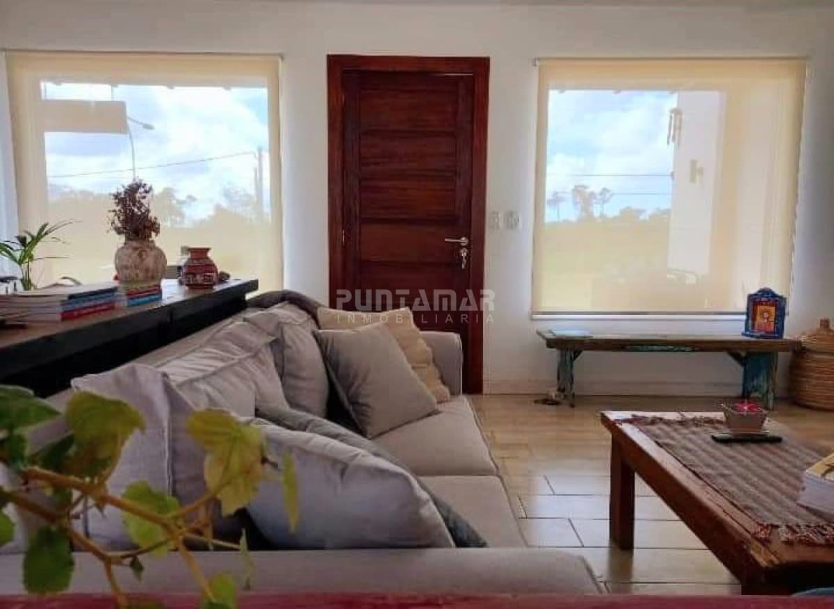 HERMOSA CASA EN PUNTA BALLENA   -