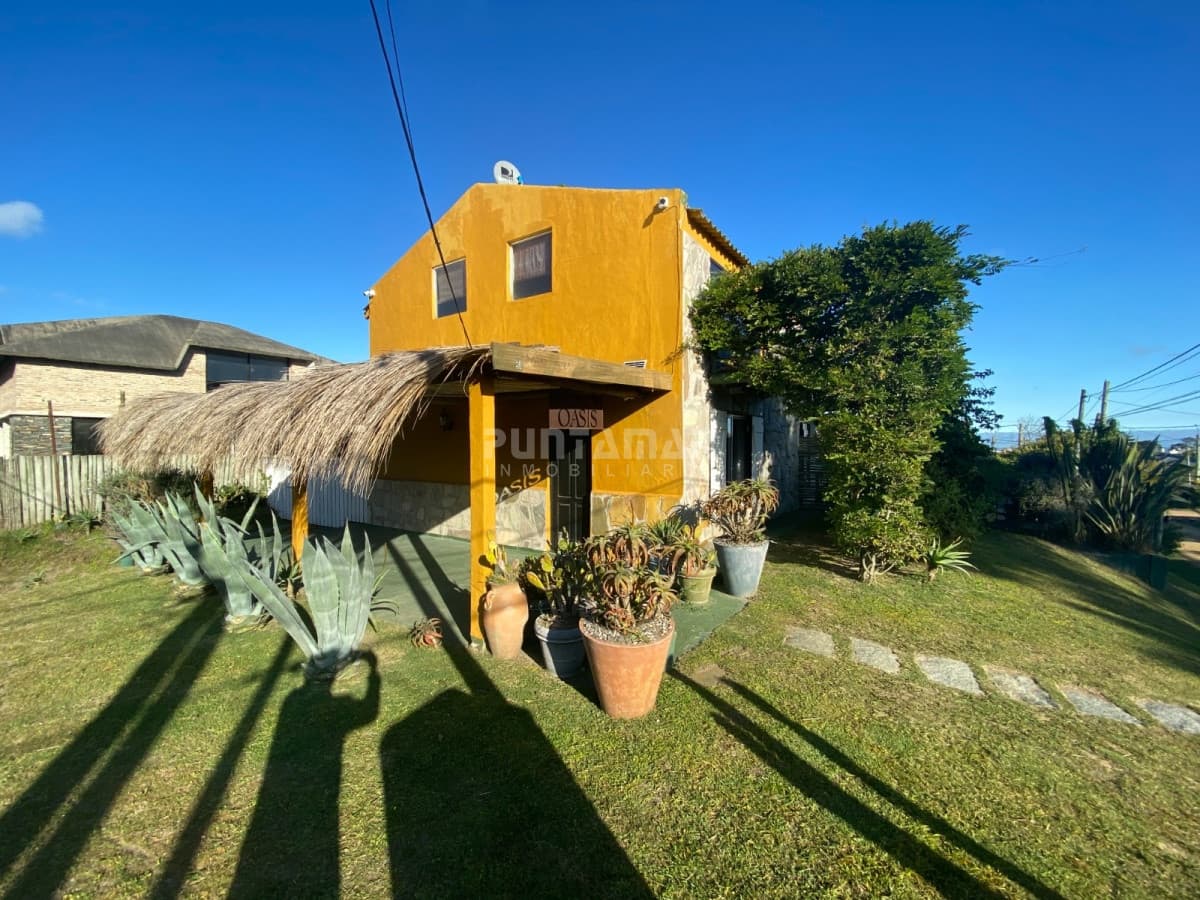 CHALET DE 2 PLANTAS EN MANANTIALES A PASOS DE LA PLAYA  -
