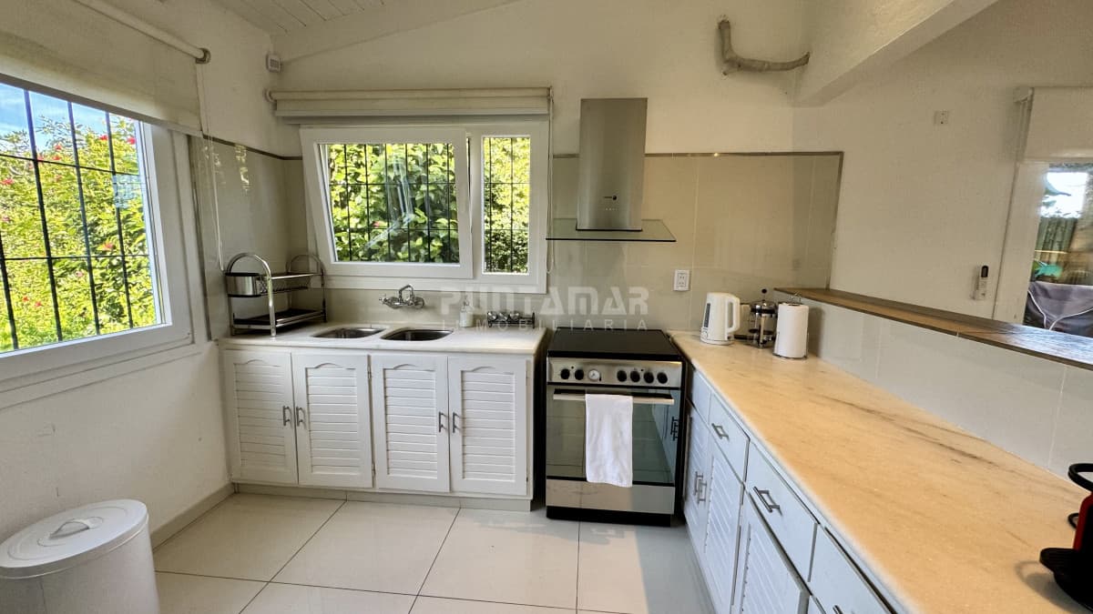 MODERNA CASA CON PISCINA EN MONTOYA A METROS DEL MAR   -